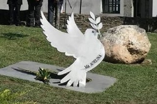 Esculturas en homenaje a los vecinos de Portomarín